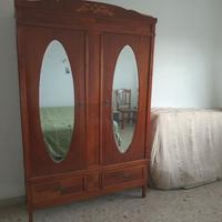 Armadio antico in legno di ciliegio 