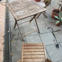 Tavolo in tek con due sedie