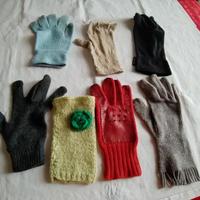 Sette guanti spaiati e colorati 