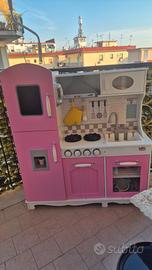 cucina in legno giocattolo con frigo rosa  