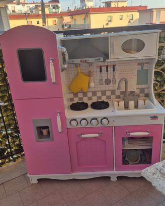 cucina in legno giocattolo con frigo rosa  