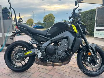 MT-09 total black 2022
