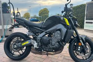 MT-09 total black 2022
