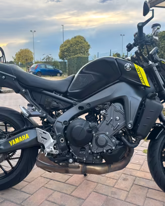 MT-09 total black 2022
