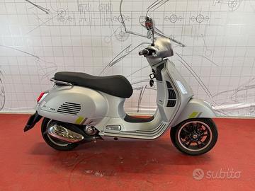 Vespa 300 GTS hpe VESPA GTS 300 HPE SUPER TEC...