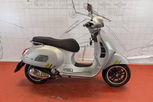 Vespa 300 GTS hpe VESPA GTS 300 HPE SUPER TEC...