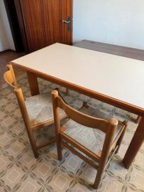 Tavolo da pranzo in legno con sedie in paglia