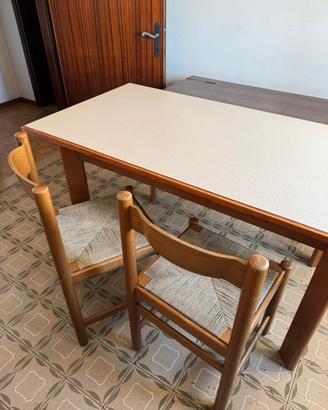 Tavolo da pranzo in legno con sedie in paglia