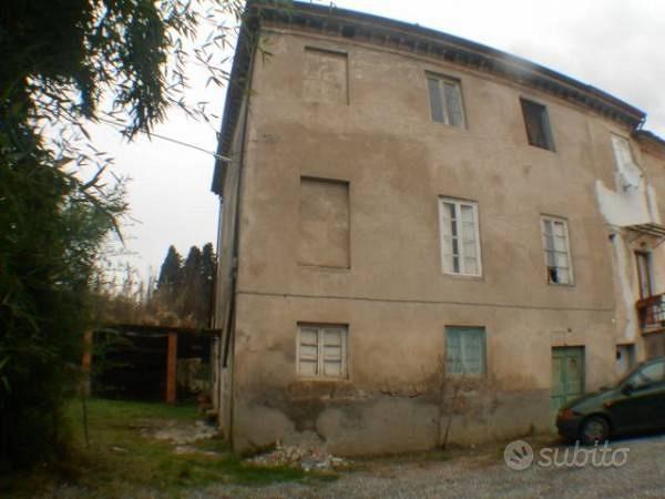 Rustico / Casale di 343 m² con più di 5 locali a L - Vista 3