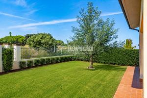 Villa bifamilliare di ampia metratura
