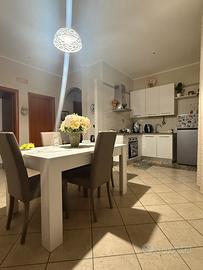 Cucina,Frigo,Sedie e tavolo