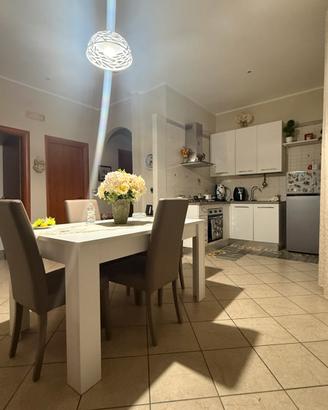 Cucina,Frigo,Sedie e tavolo