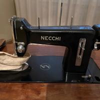 Macchina da cucire d'epoca Necchi