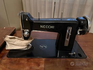 Macchina da cucire d'epoca Necchi