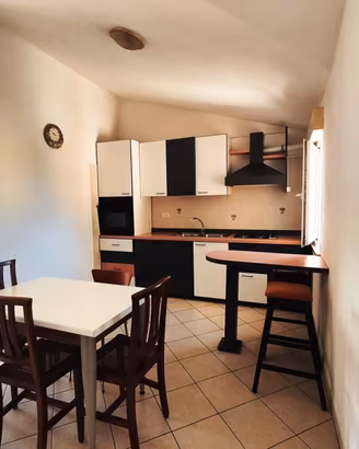 Trivano con Ascensore-Cantina e Posto Auto