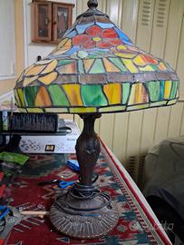 Due applique a muro,un lume stile tinfany