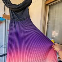 Vestito lungo a maniche corte e spalle scoperte 