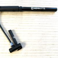 Mini pompa, lucchetto, torcia frontale, borraccia