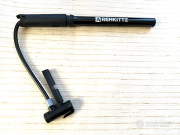 Mini pompa, lucchetto, torcia frontale, borraccia