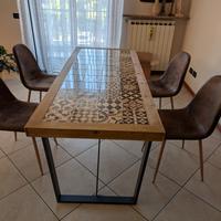 Tavolo stile industrial con ceramiche
