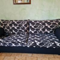 divano in stoffa e tavolino