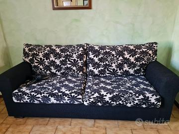 divano in stoffa e tavolino