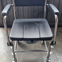 Sedia a rotelle con wc per disabili