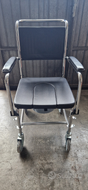 Sedia a rotelle con wc per disabili