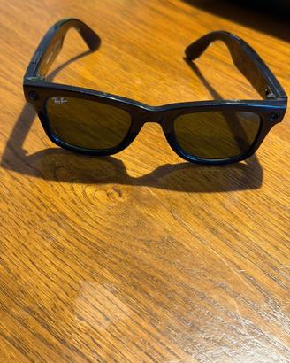 Ray-Ban Stories Wayfarer neri con custodia