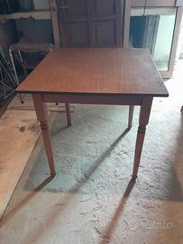 tavolo di legno quadrato