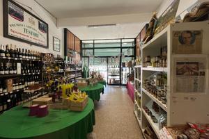 NEGOZIO A VEZZANO LIGURE