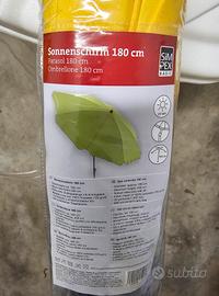 Ombrellone giallo con base porta ombrellone