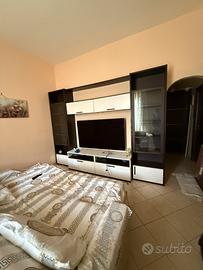 Parete attrezzata + tavolo (opzionale)