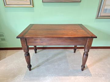 Tavolo rustico in legno massello con cassetto