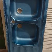 Doppio lavello con sgocciolatoio a sx. 