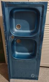 Doppio lavello con sgocciolatoio a sx. 