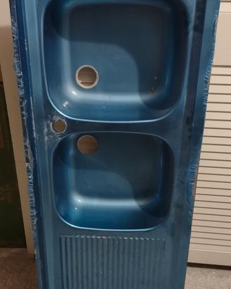 Doppio lavello con sgocciolatoio a sx. 