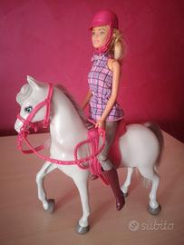 Barbie con cavallo bianco