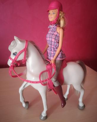 Barbie con cavallo bianco