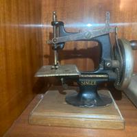 Piccola macchina da cucire Singer antiquariato