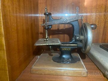 Piccola macchina da cucire Singer antiquariato