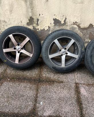 Treno gomme estive 185/60 R15 su cerchi in lega