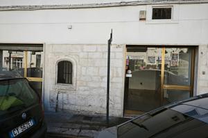 Locale commerciale via mottola