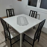 tavolo con quattro sedie