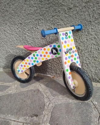 Bicicletta in legno senza pedali