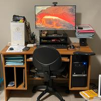 Scrivania in legno con postazione pc e tastiera