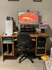 Scrivania in legno con postazione pc e tastiera