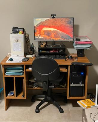 Scrivania in legno con postazione pc e tastiera