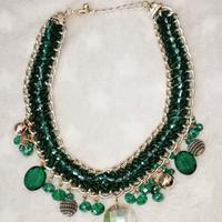 Collana di bigiotteria con pietre verdi