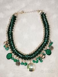 Collana di bigiotteria con pietre verdi